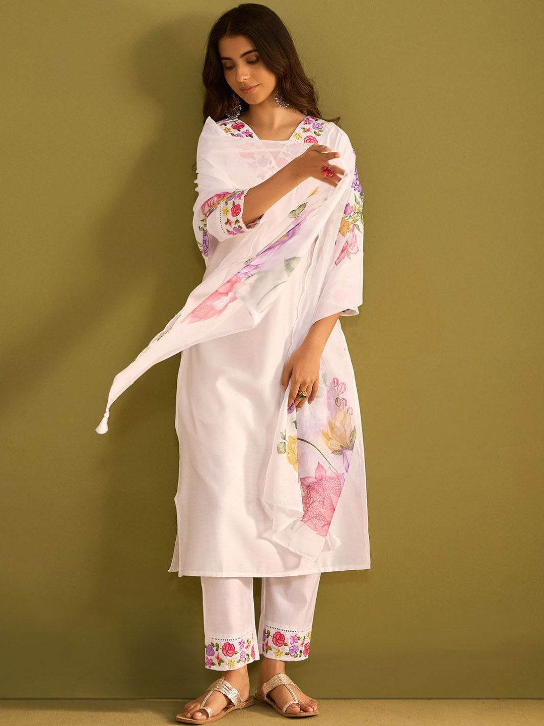 Floral Embroidered Thread Work V-Neck Liva Kurta with Trousers & Dupatta