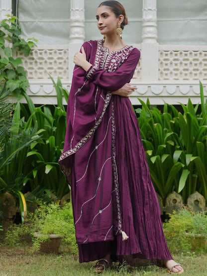 Dhiyona IE Women Floral Embroidered Pleated Kurta with Trousers & With Dupatta