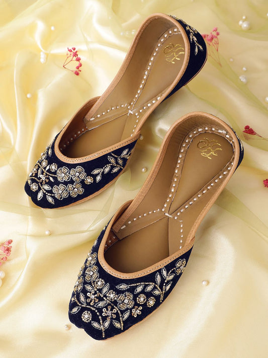 Dhiyona HOP Women Floral Embroidered Ethnic Mojaris