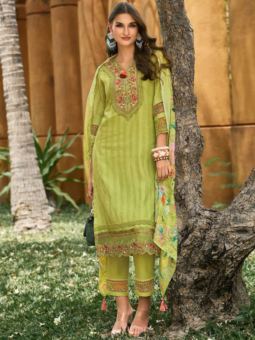 Dhiyona IE Women Floral Regular Thread Work Linen Kurta with Trousers & With Dupatta