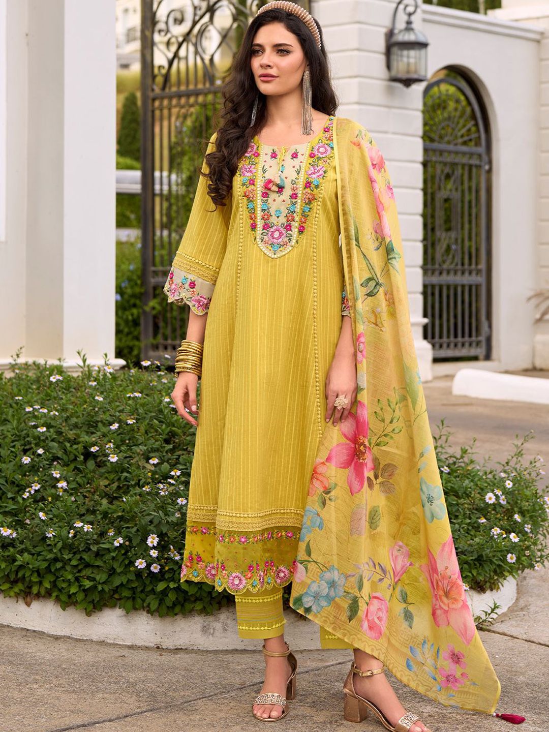 Women Floral Embroidered Regular Thread Work Pure Cotton Kurta Sets