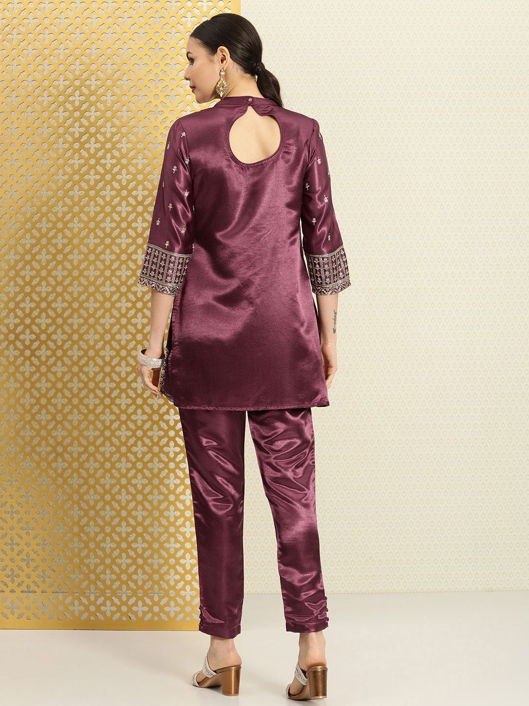 Dhiyona PD Women Women Jashn Round Neck Sequinned Aari Work Kurti With Trouser