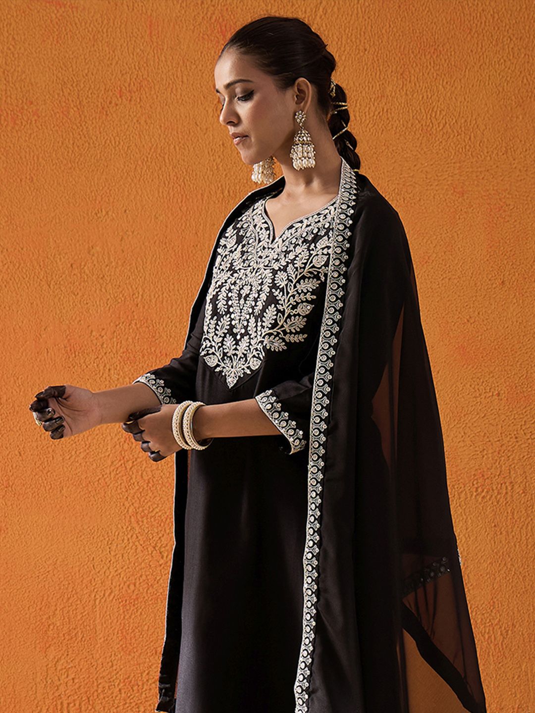 Dhiyona IE Floral Embroidered Thread Work Straight Kurta With Trousers & Dupatta