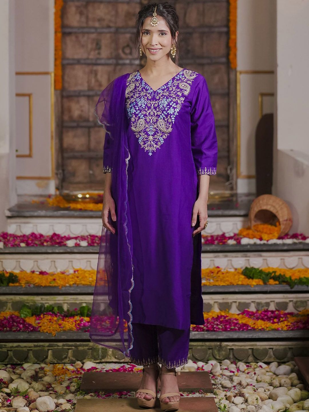 Women Floral Embroidered Regular Thread Work Kurta with Trousers & With Dupatta