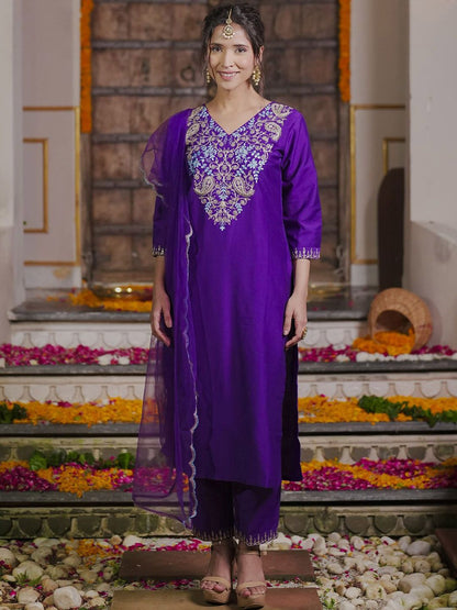 Women Floral Embroidered Regular Thread Work Kurta with Trousers & With Dupatta