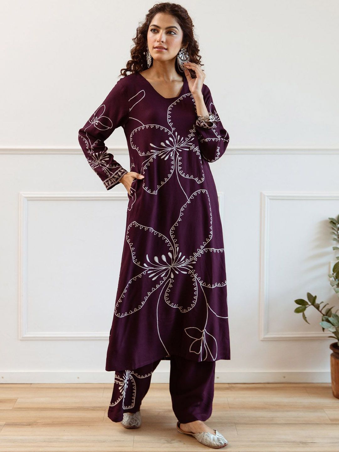 Dhiyona IE Women Floral Embroidered Regular Sequinned Kurta with Trousers