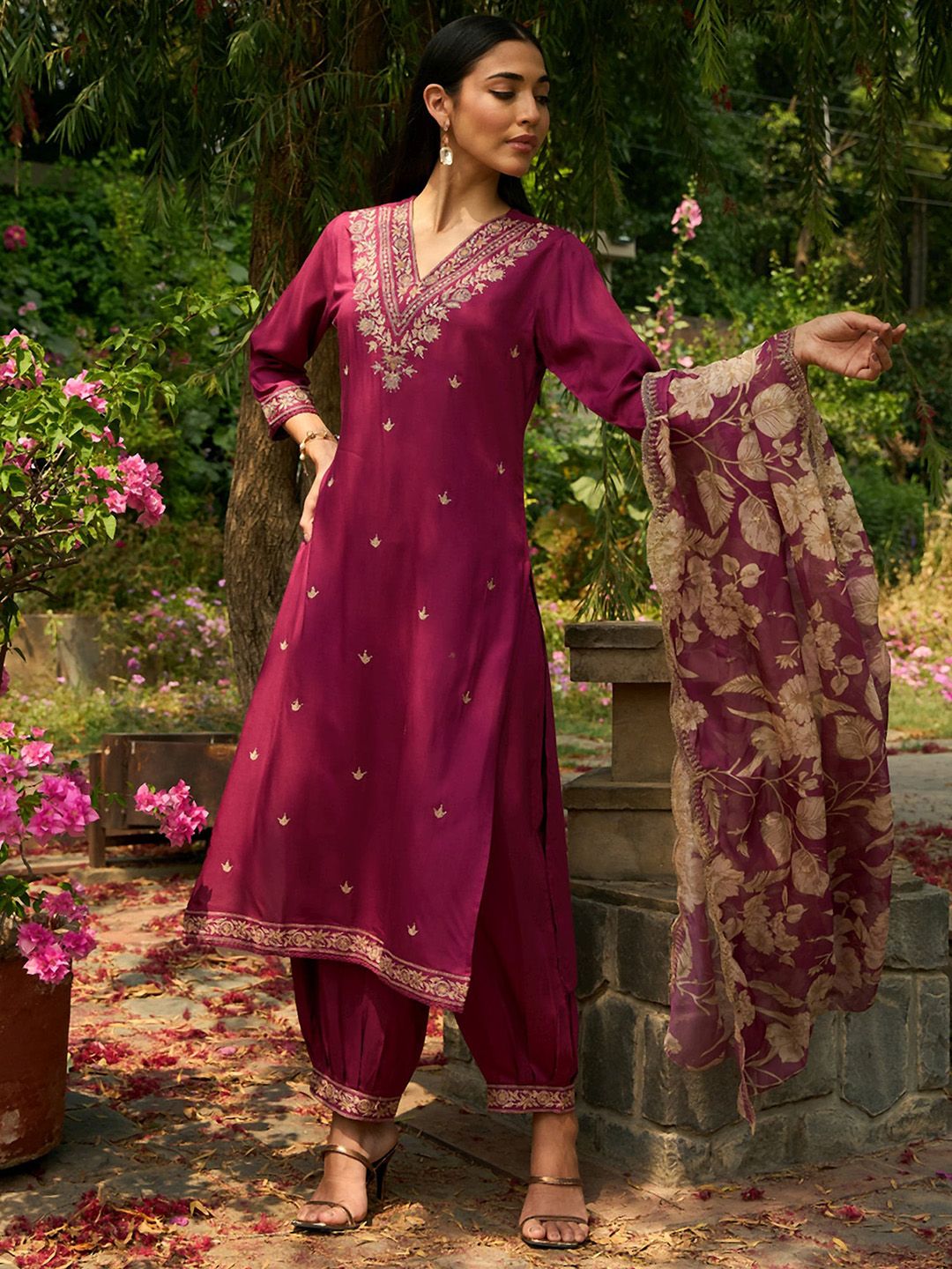 Dhiyona IE Ethnic Motifs Embroidered V-Neck Thread Work Straight Kurta with Salwar & Dupatta