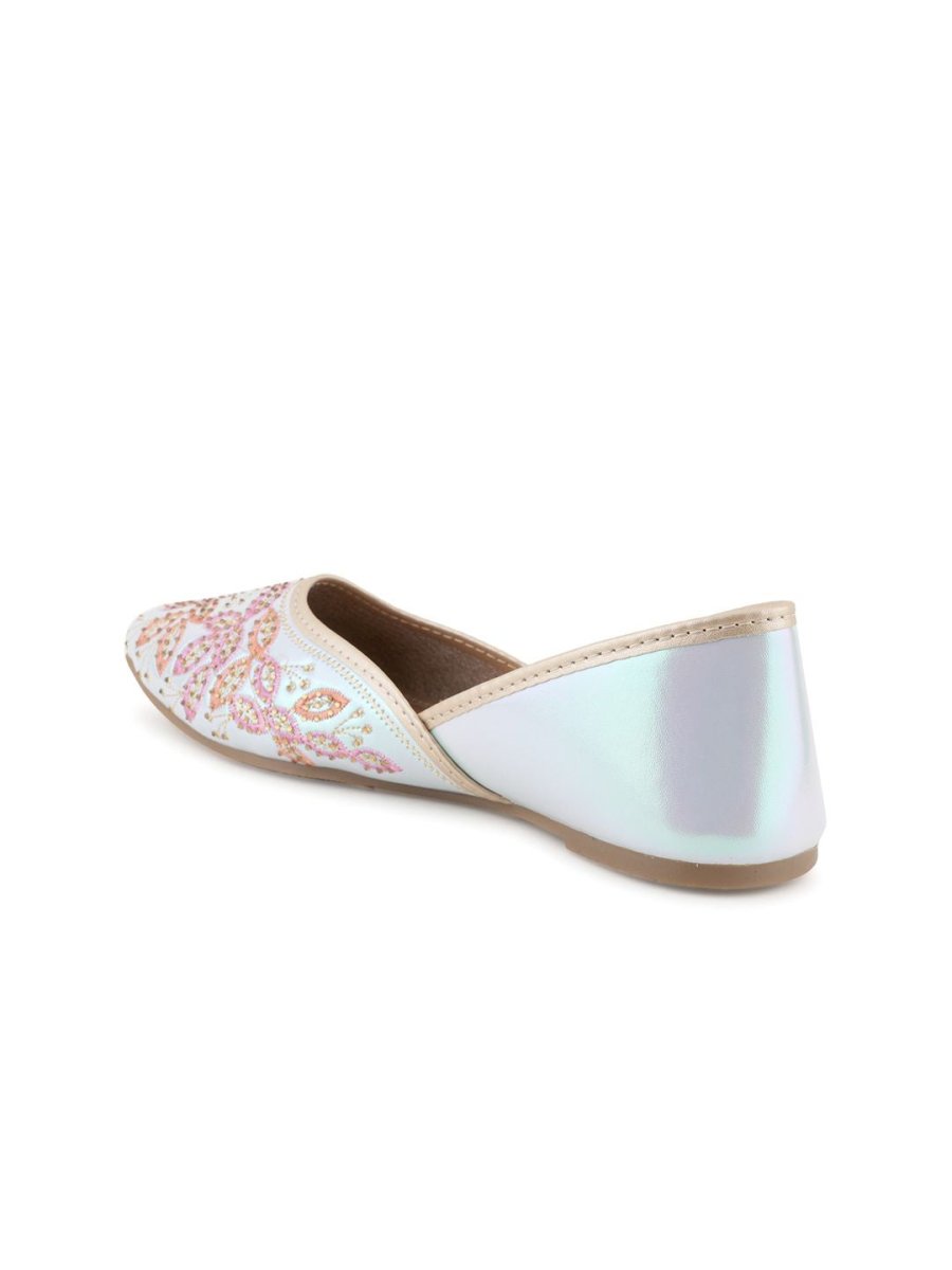 Dhiyona AK Embroidered Mojaris