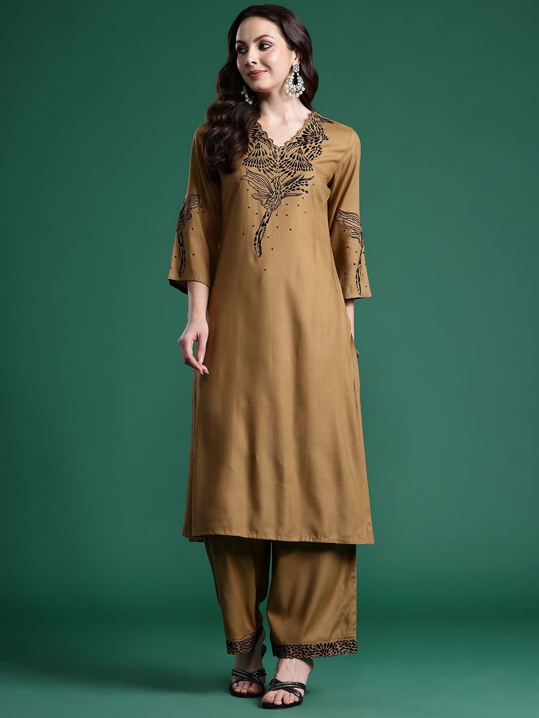 Dhiyona IE Embroidered Kurta with Trousers