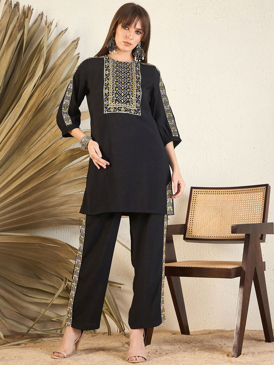 Dhiyona IE Black Floral Embroidered Round Neck Straight Kurta With Trouser