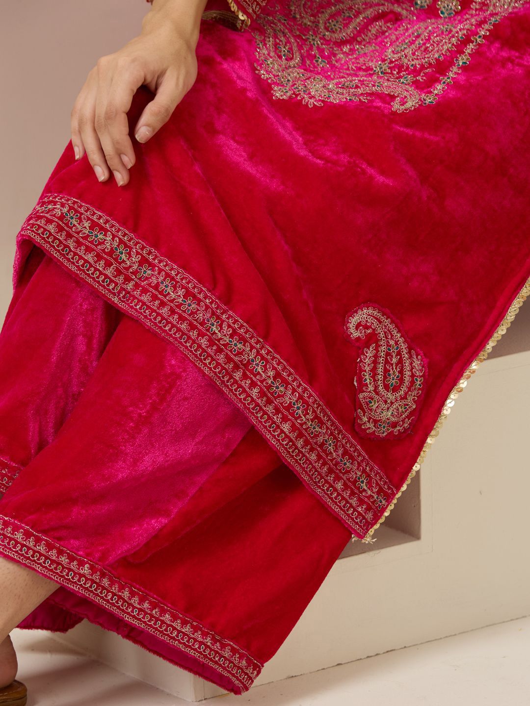 Dhiyona IS Women's Women Ethnic Motifs Embroidered Regular Thread Work Velvet Kurta with Trousers