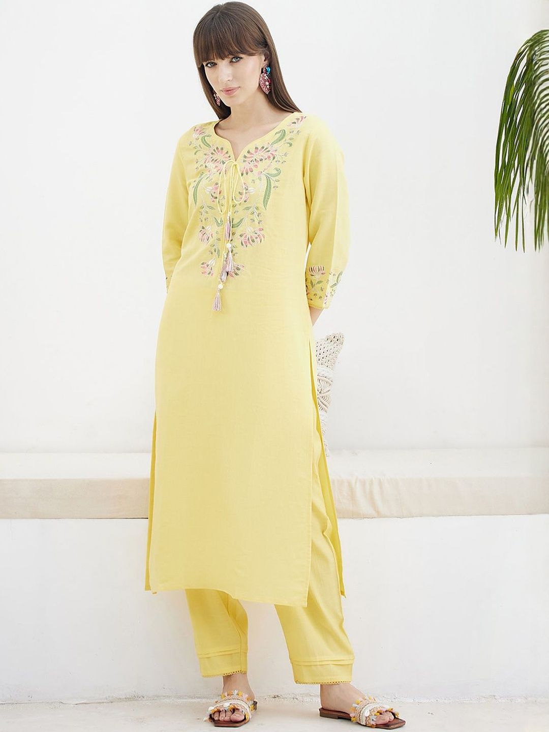 Women Floral Embroidered Regular Thread Work Kurta with Trousers & With Dupatta