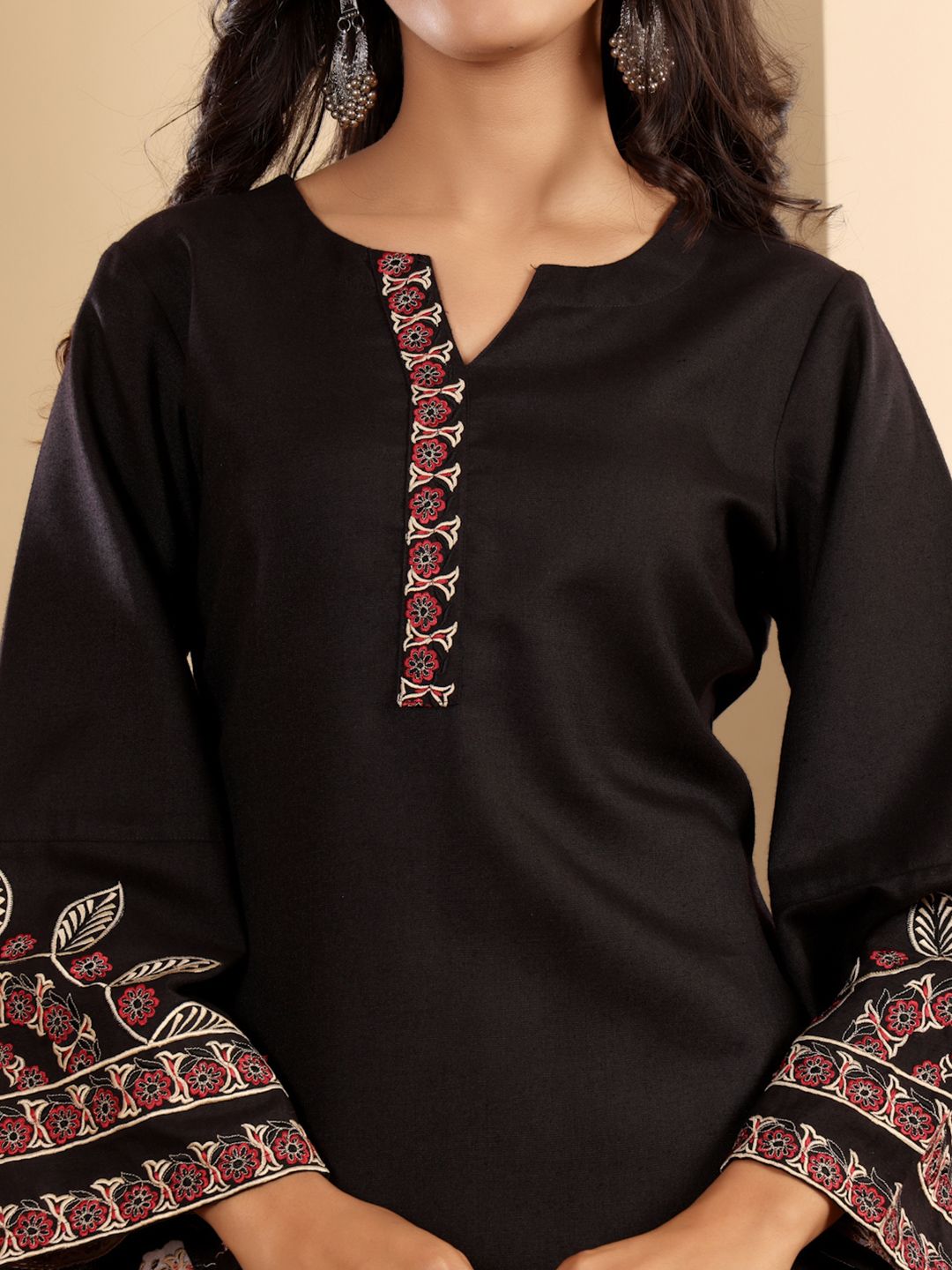 Dhiyona VA Women'sFloral Embroidered Thread Work Notch Neck Straight Kurta With Trousers & Dupatta