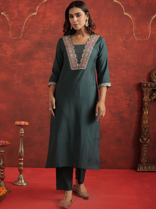 Floral Yoke Design Thread Work Square Neck Straight Kurta With Trousers