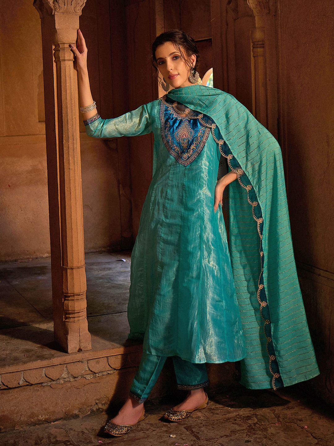 Dhiyona CH Women Floral Embroidered Regular Sequinned Kurta with Trousers & Dupatta