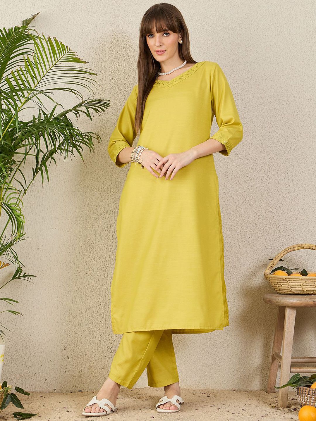 Dhiyona IE Embroidered Sequinned V-Neck Tunic With Trousers