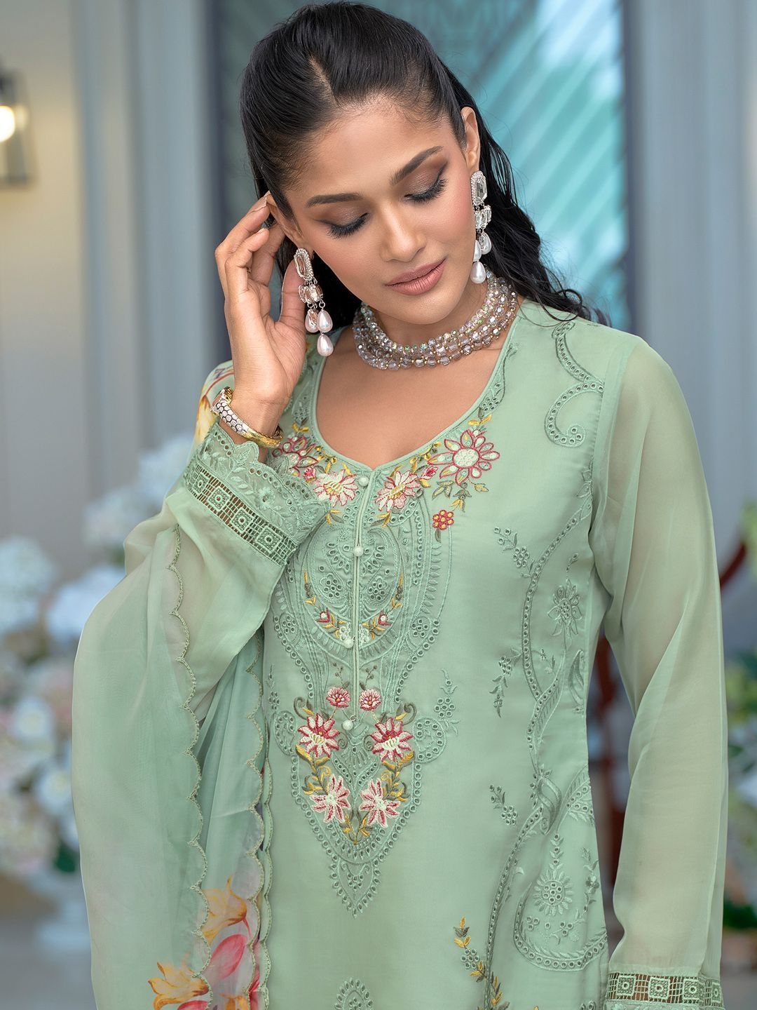 Women Floral Embroidered Regular Thread Work Kurta with Trousers & With Dupatta