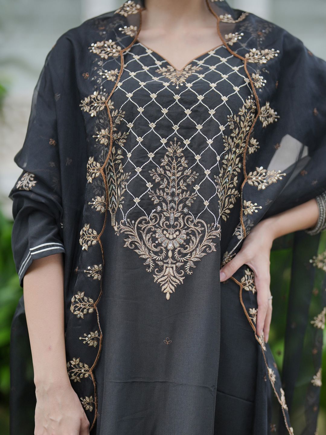 Floral Embroidered Thread Work Liva Kurta with Trousers & Dupatta