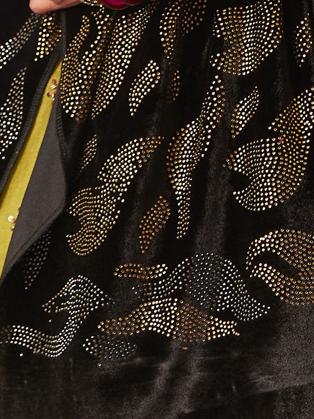 Dhiyona PA Women Paisley Velvet Shawl