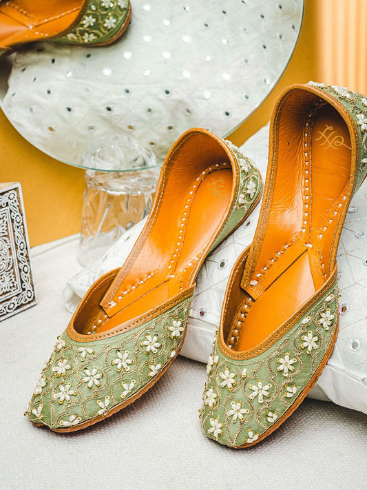 Dhiyona HOP Embellished Ethnic Mojaris