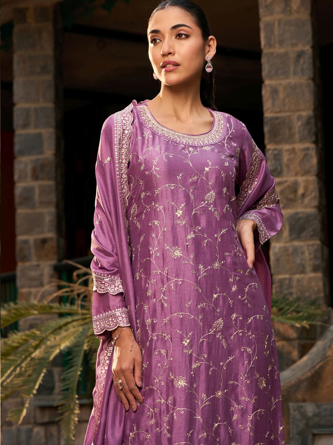 Floral Embroidered Regular Thread Work Straight Kurta with Trousers & Dupatta
