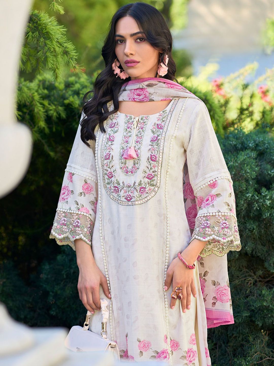 Women Floral Embroidered Regular Thread Work Linen Kurta with Trousers & With Dupatta
