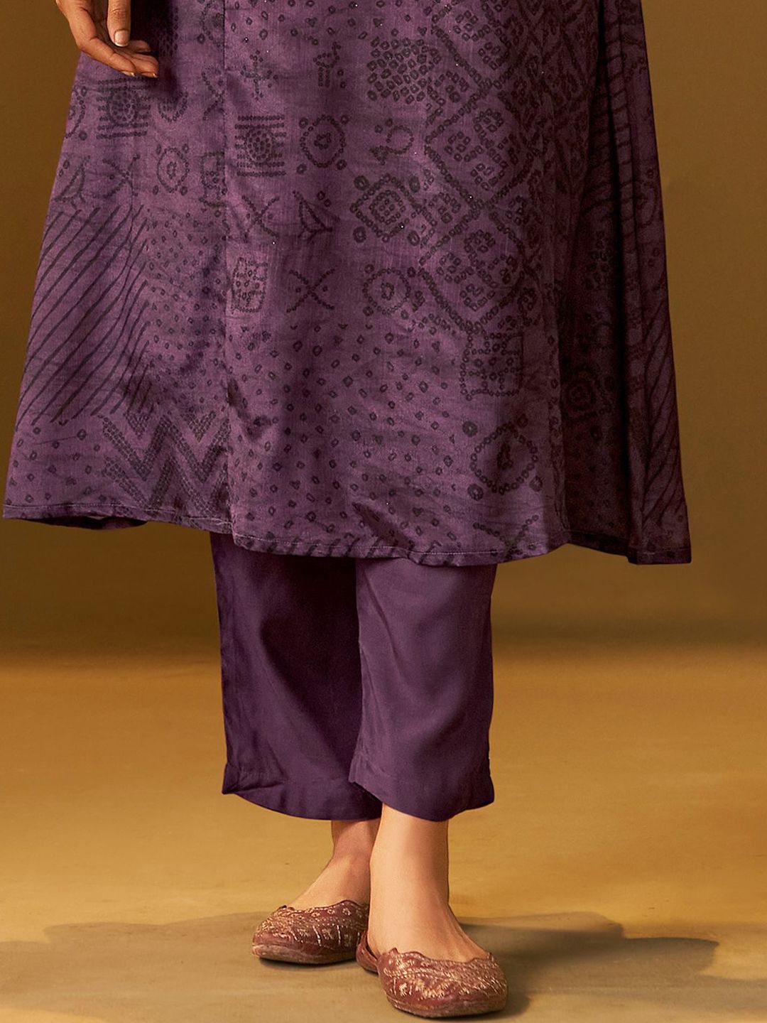 Dhiyona IE Embroidered Notch Neck Tunic With Trousers