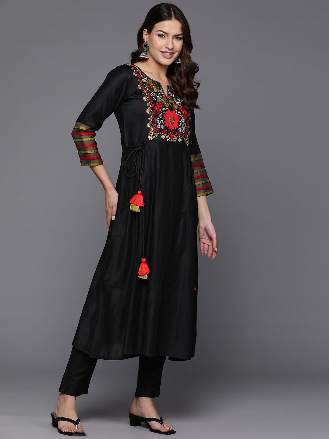Dhiyona IE Women Floral Embroidered Regular Thread Work Liva Kurta with Trousers