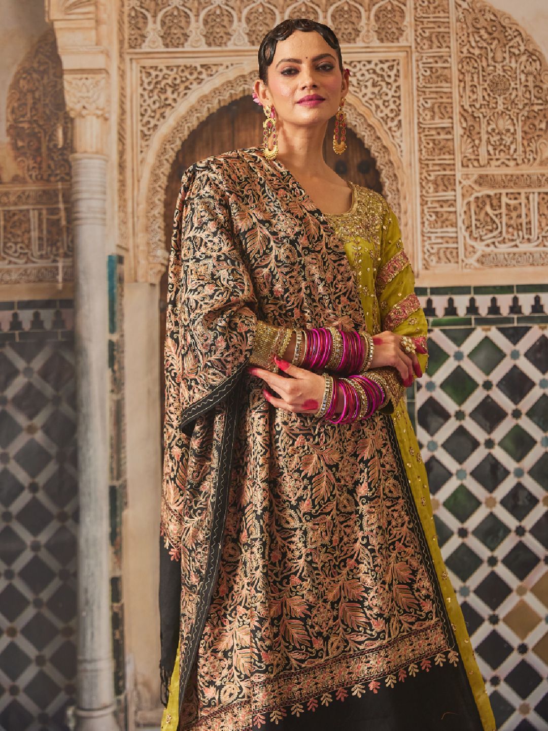 Dhiyona PA Women Floral Embroidered Shawl