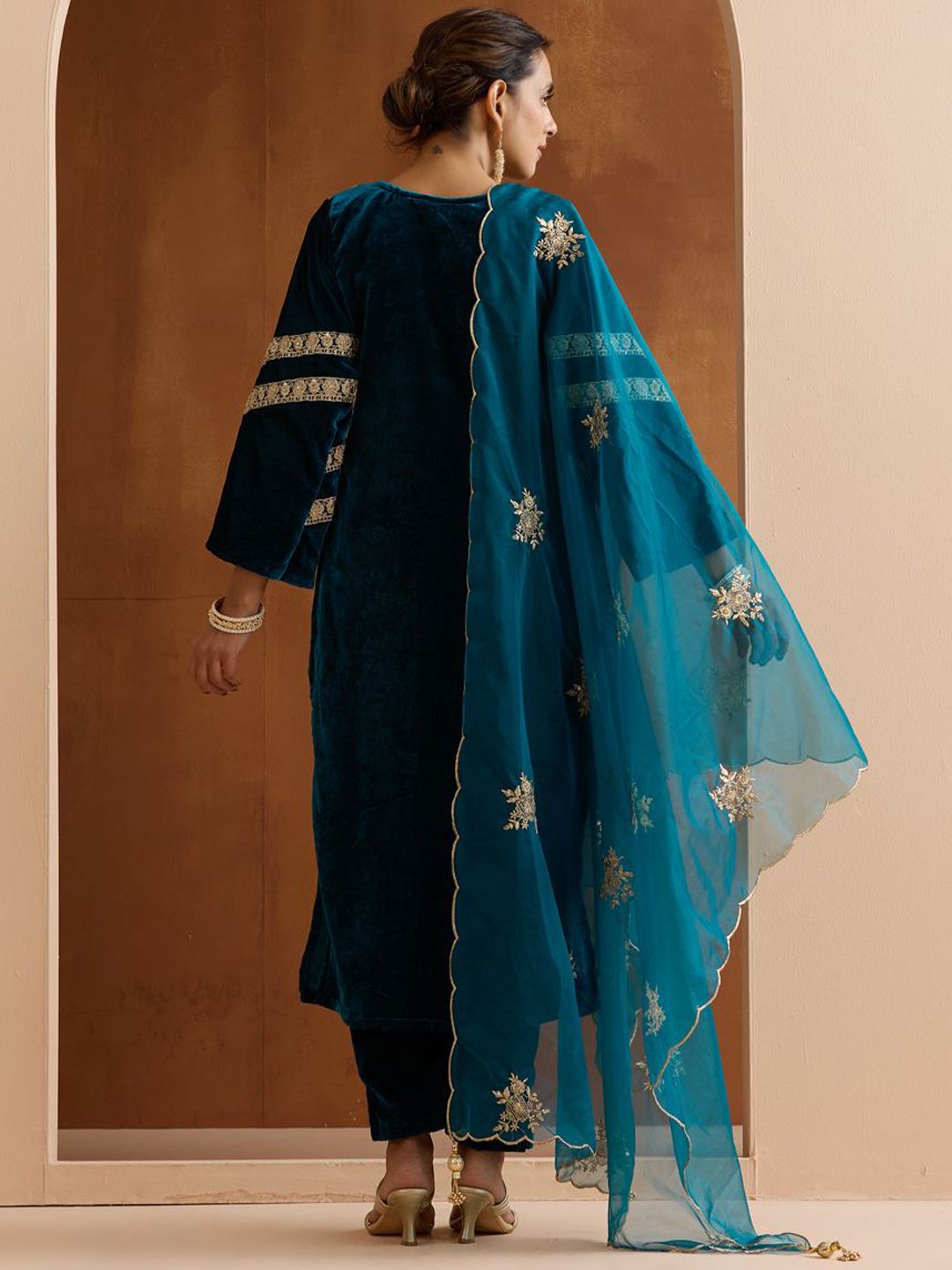 Dhiyona IS Women's Women Floral Embroidered Regular Thread Work Velvet Kurta with Trousers & With Dupatta