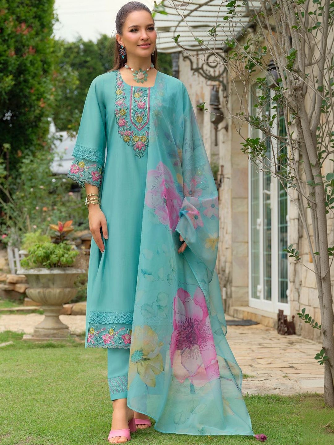 Women Floral Embroidered Regular Thread Work Kurta with Trousers & With Dupatta
