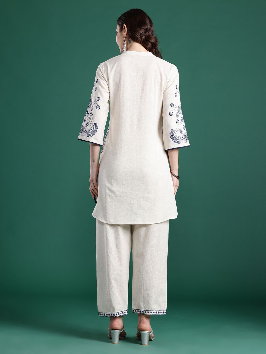 Ethnic Motifs Embroidered Regular Thread Work Kurta with Trousers