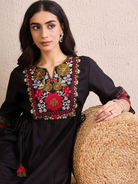 Dhiyona IE Women Yoke Design Empire Thread Work Liva Kurta with Trousers