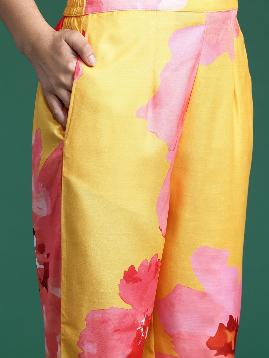 Women Floral Printed Regular Kurta with Trousers