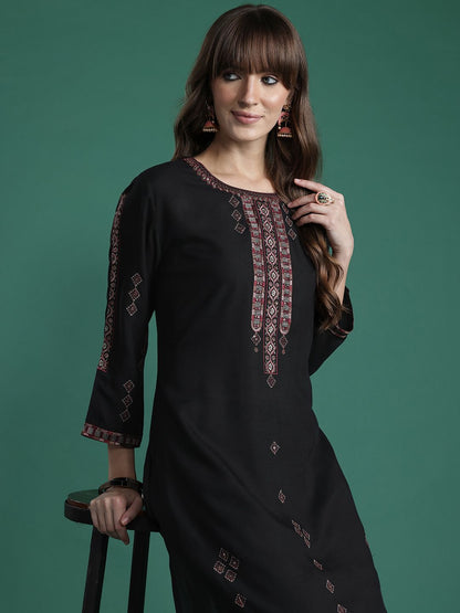 Ethnic Motifs Embroidered Thread Work Kurta with Trousers