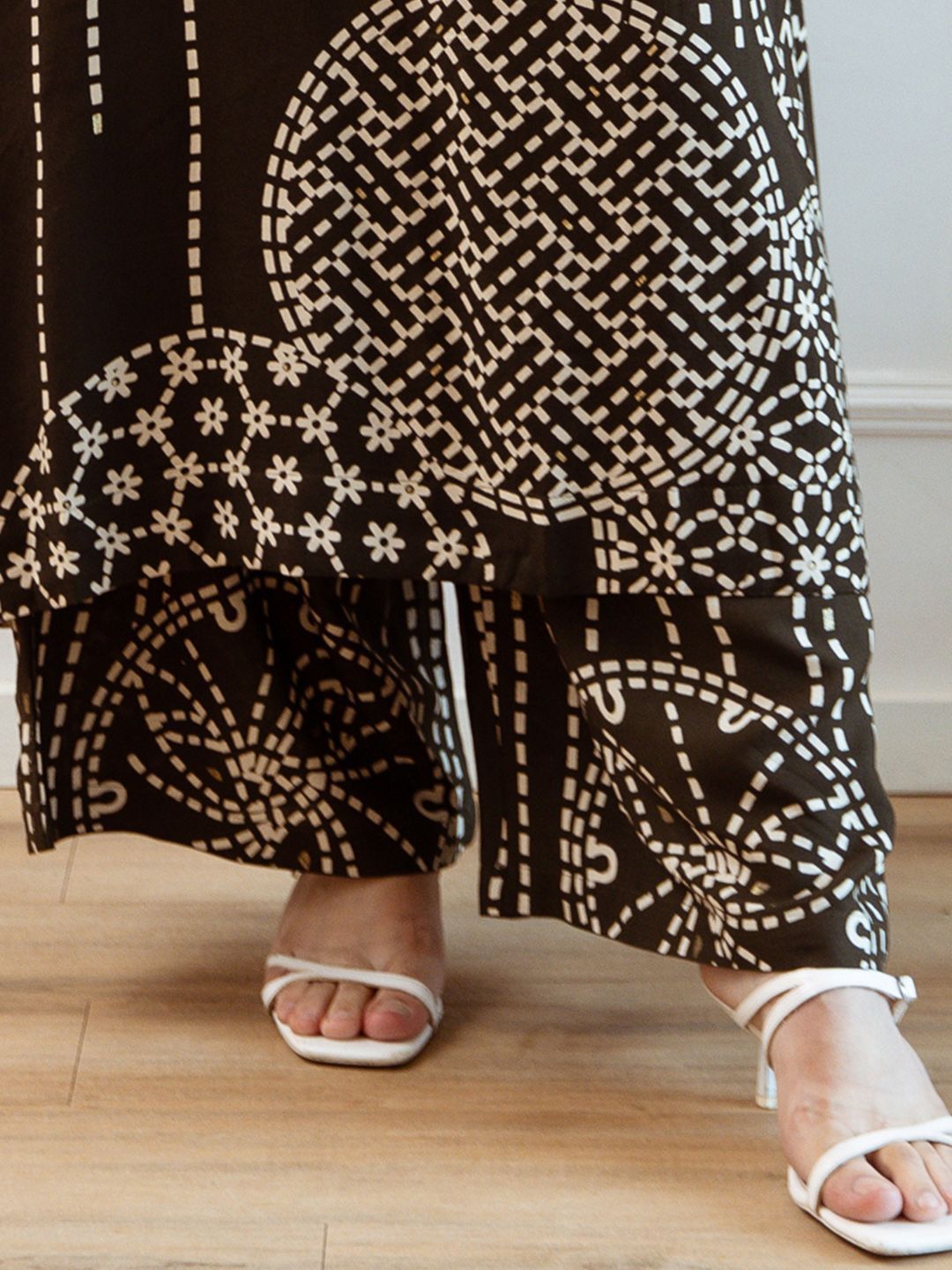 Women Printed Regular Beads and Stones Kurta with Trousers