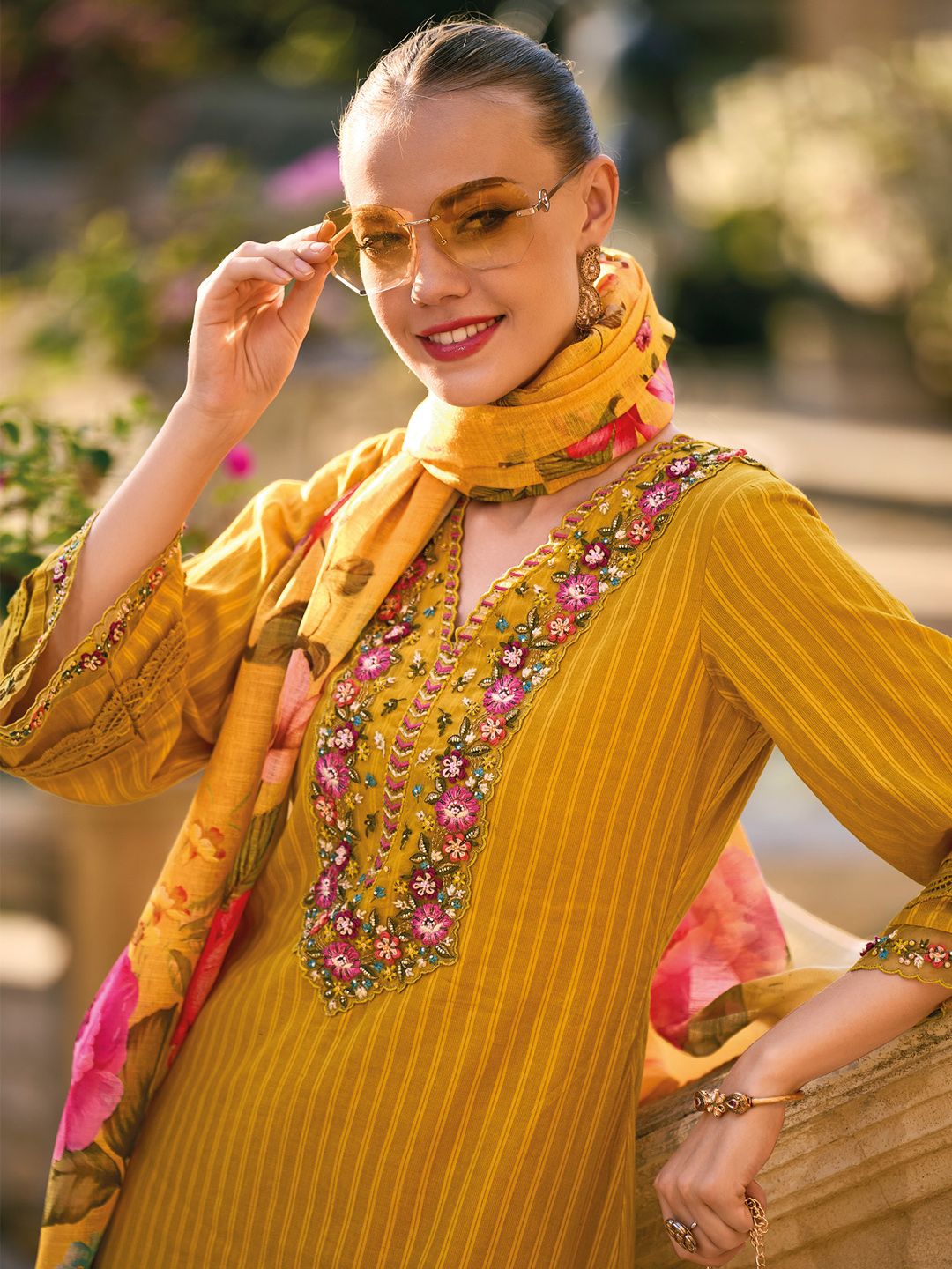 Floral Embroidered Regular Thread Work Pure Cotton Kurta with Trousers & Dupatta