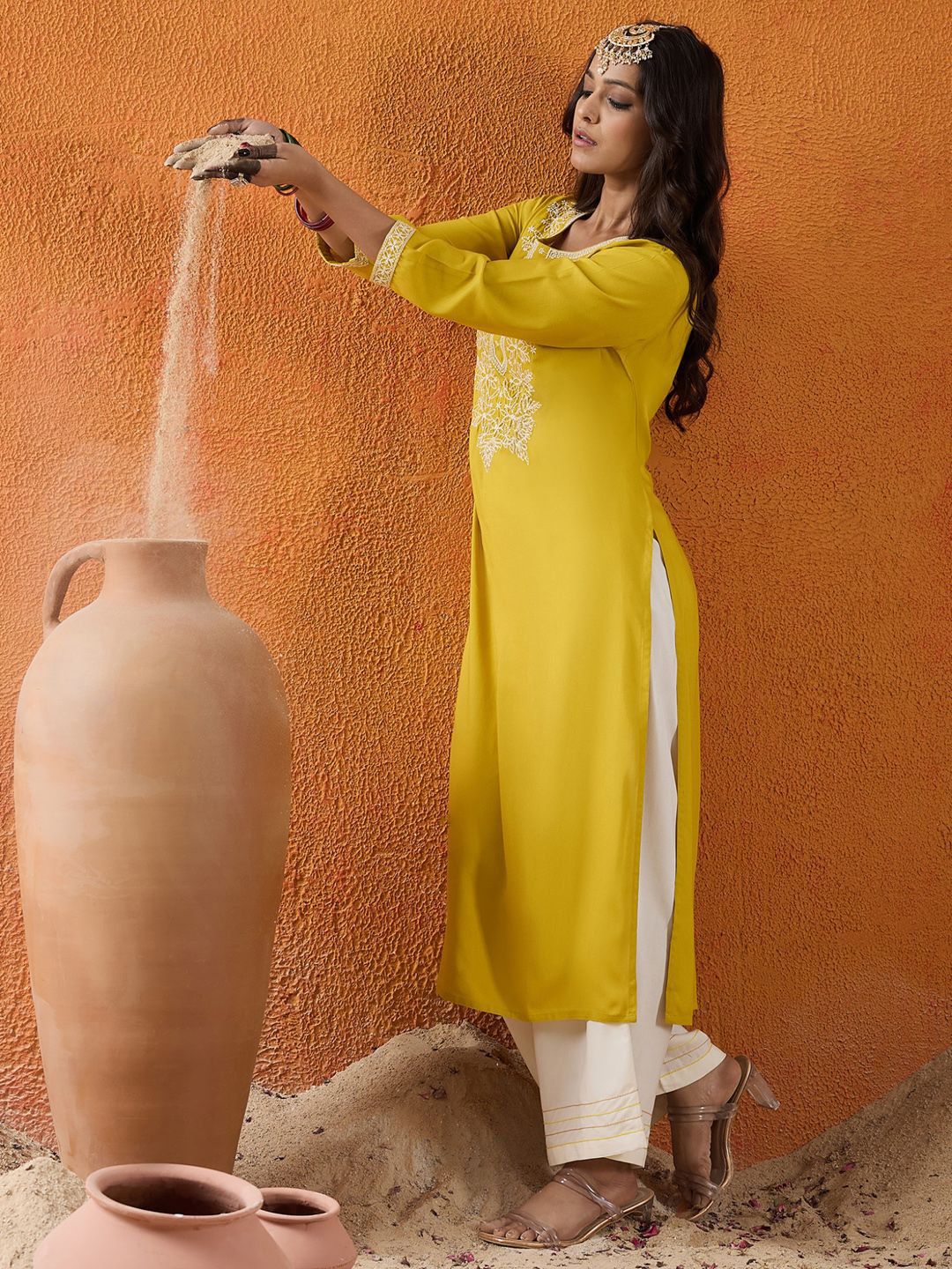 Dhiyona IE Floral Embroidered Thread Straight Kurta