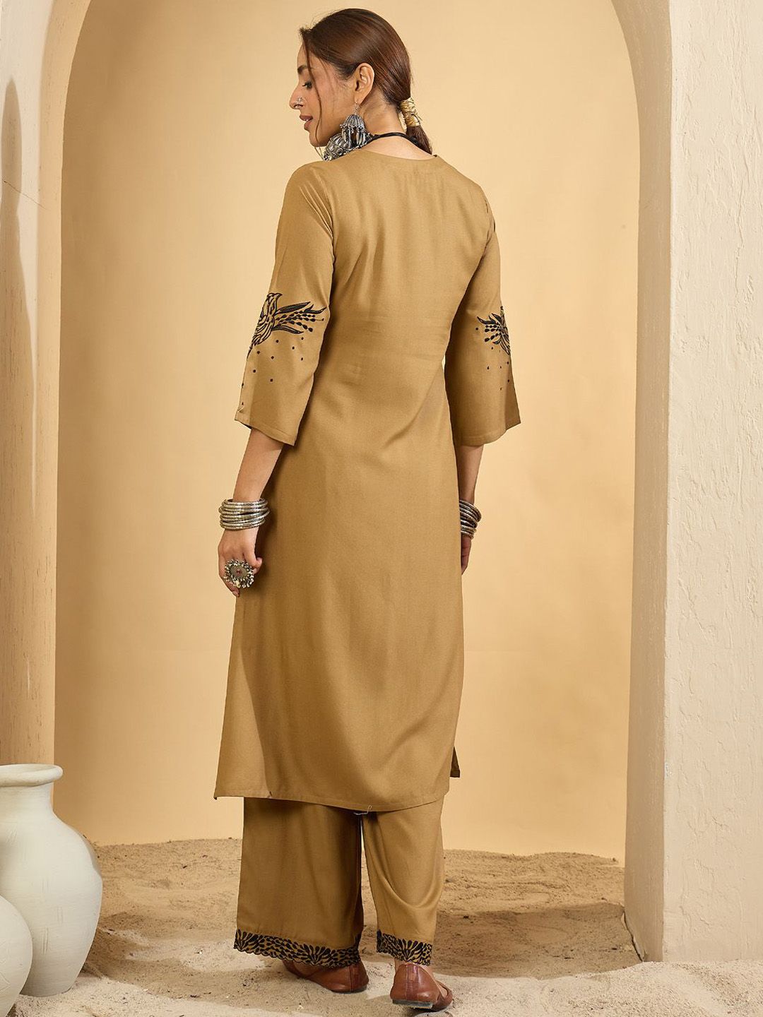 Women Floral Embroidered Regular Thread Work Kurta with Trousers