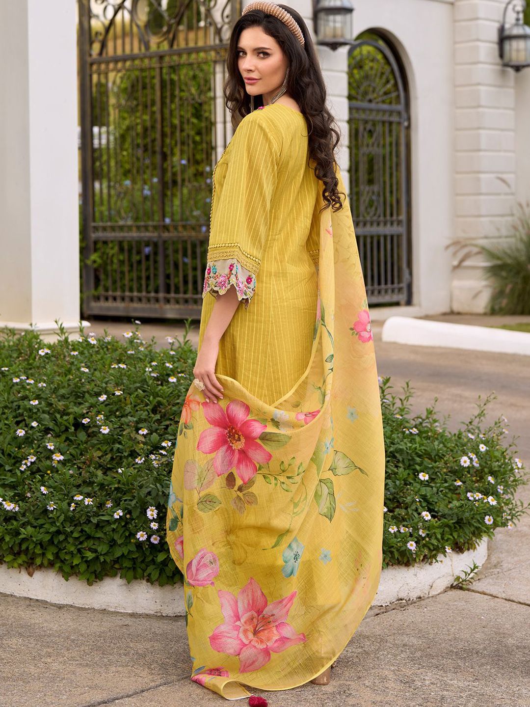 Women Floral Embroidered Regular Thread Work Pure Cotton Kurta Sets