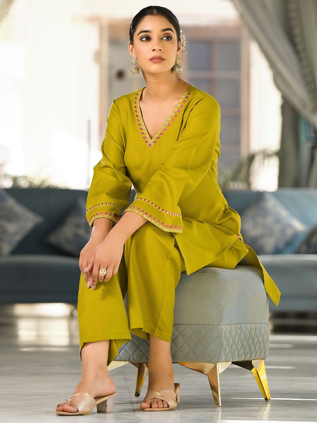 Dhiyona VA Women'sGreen Embroidered V-Neck Flared Sleeves Straight Kurta With Trousers