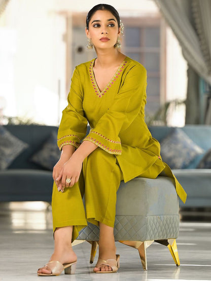 Dhiyona VA Women'sGreen Embroidered V-Neck Flared Sleeves Straight Kurta With Trousers