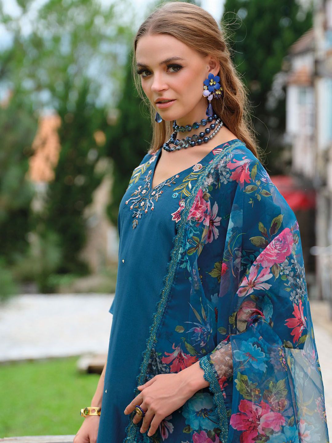 Women Floral Embroidered Thread Work Liva Kurta with Trousers & Dupatta