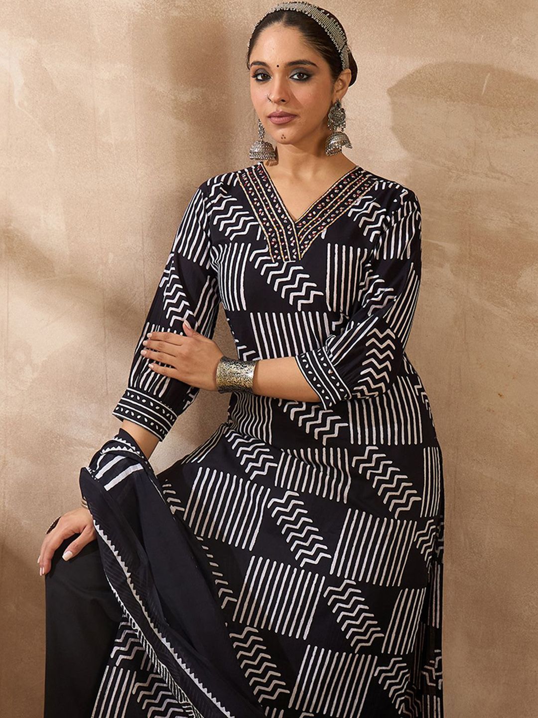 Dhiyona IE Geometric Printed V Neck Pure Cotton Kurta With Trousers & Dupatta