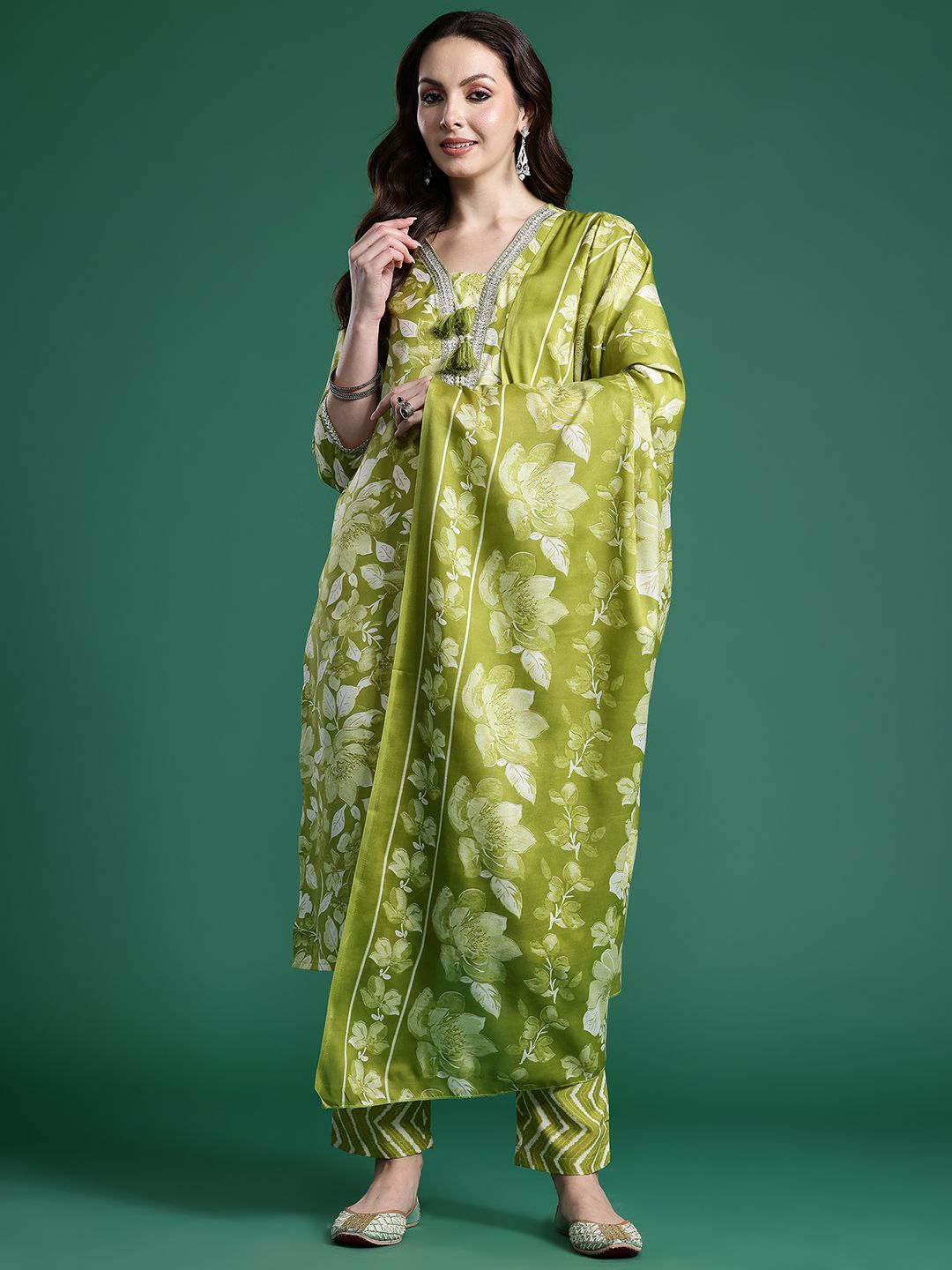 Dhiyona IE Women Floral Printed Regular Beads and Stones Kurta with Trousers & With Dupatta