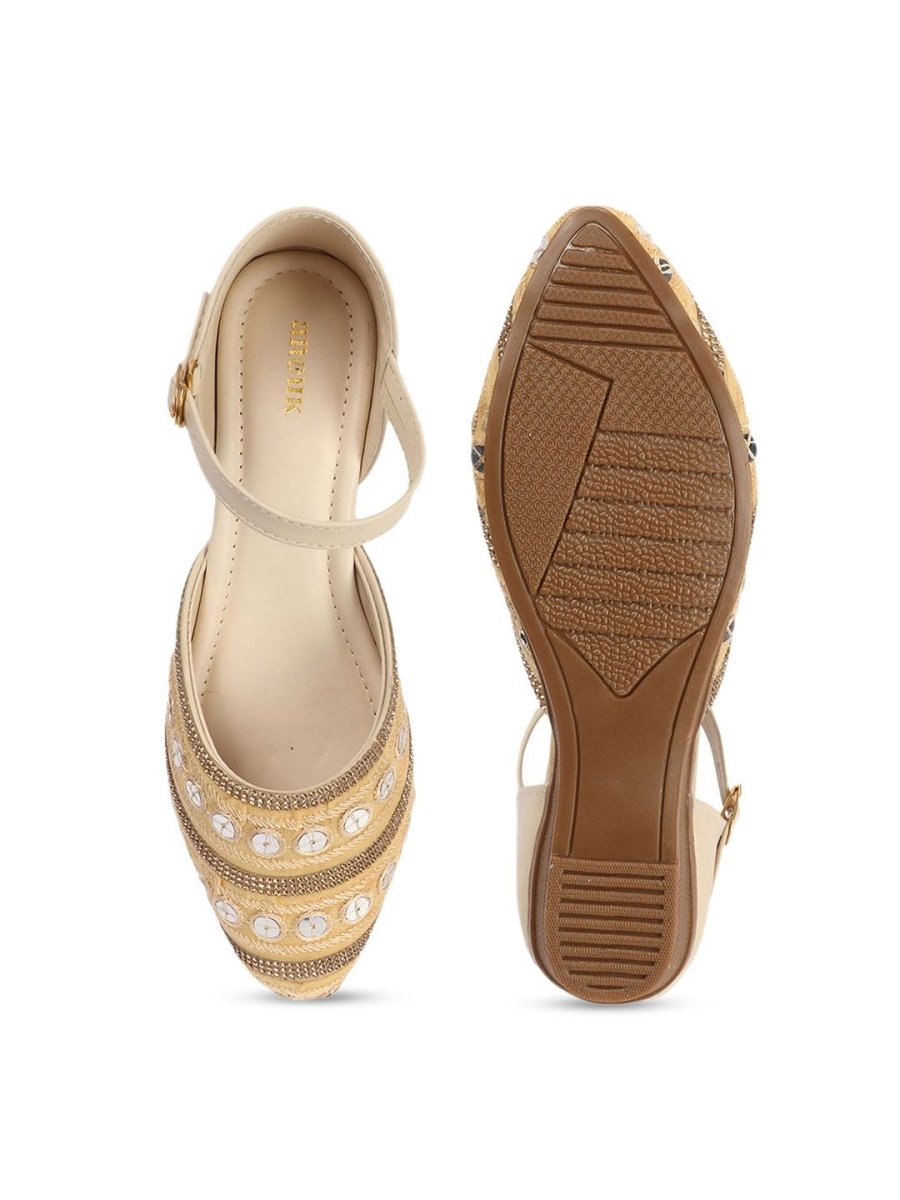 Dhiyona AK Women Embellished Ethnic Mojaris