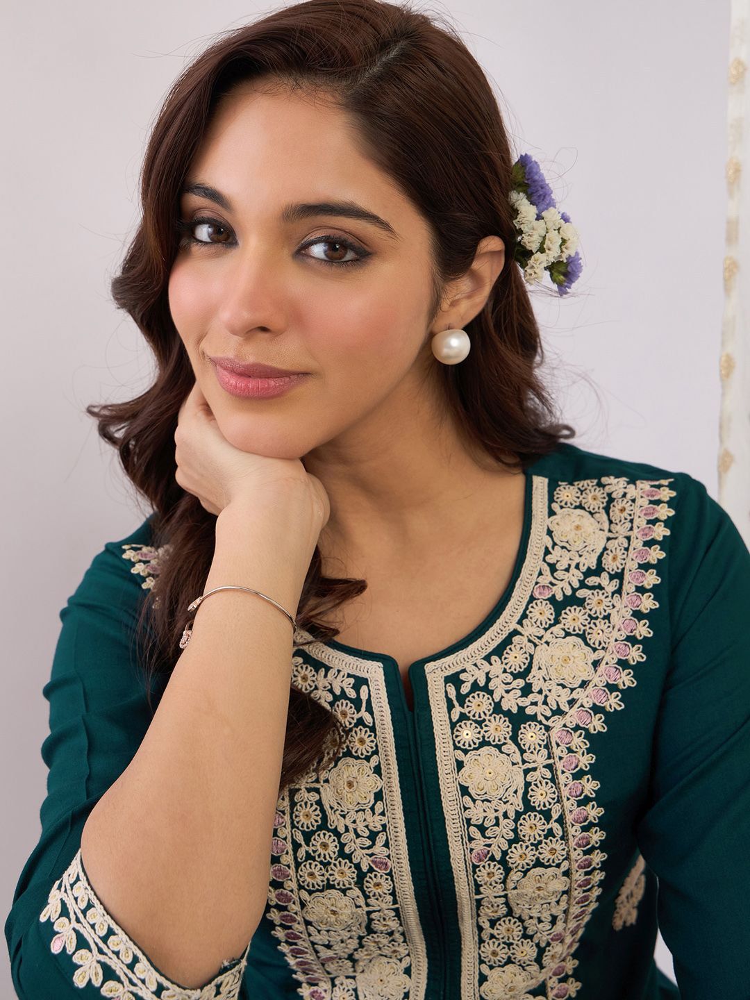 Dhiyona IE Floral Embroidered Thread Work Straight Kurta With Trousers