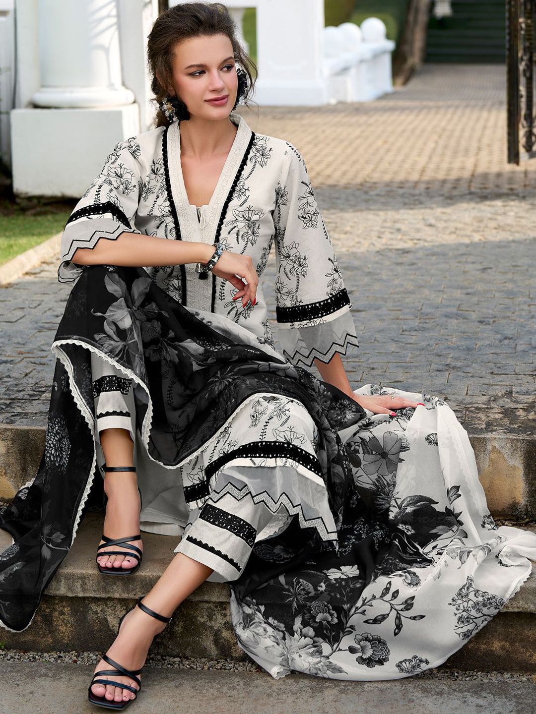 Floral Embroidered Regular Thread Work Pure Cotton Kurta & Trousers With Dupatta