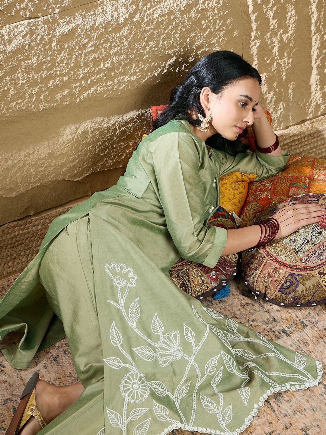 Women Floral Embroidered Regular Thread Work Kurta with Trousers