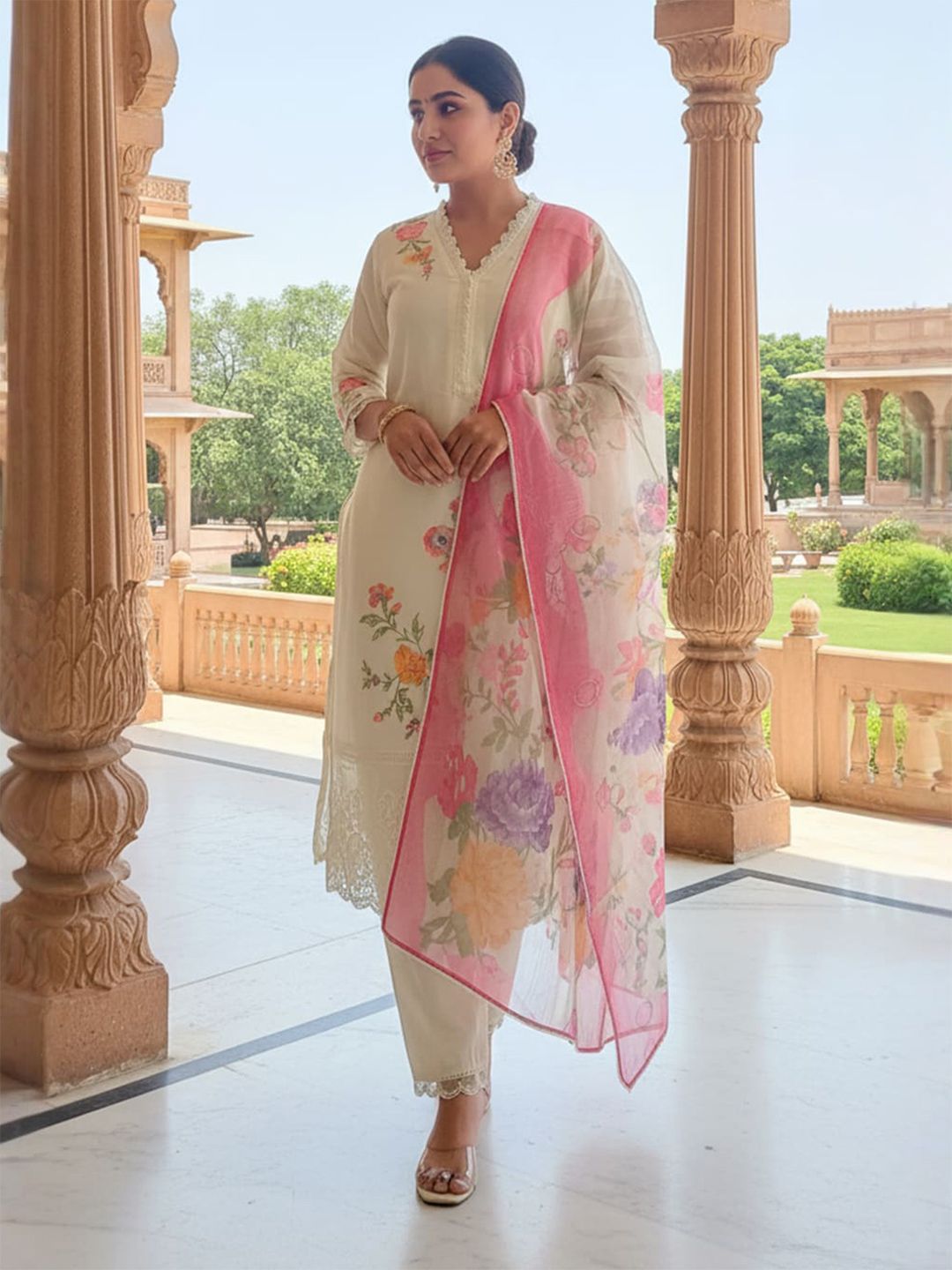 Women Floral Printed Kurta with Trousers & Dupatta